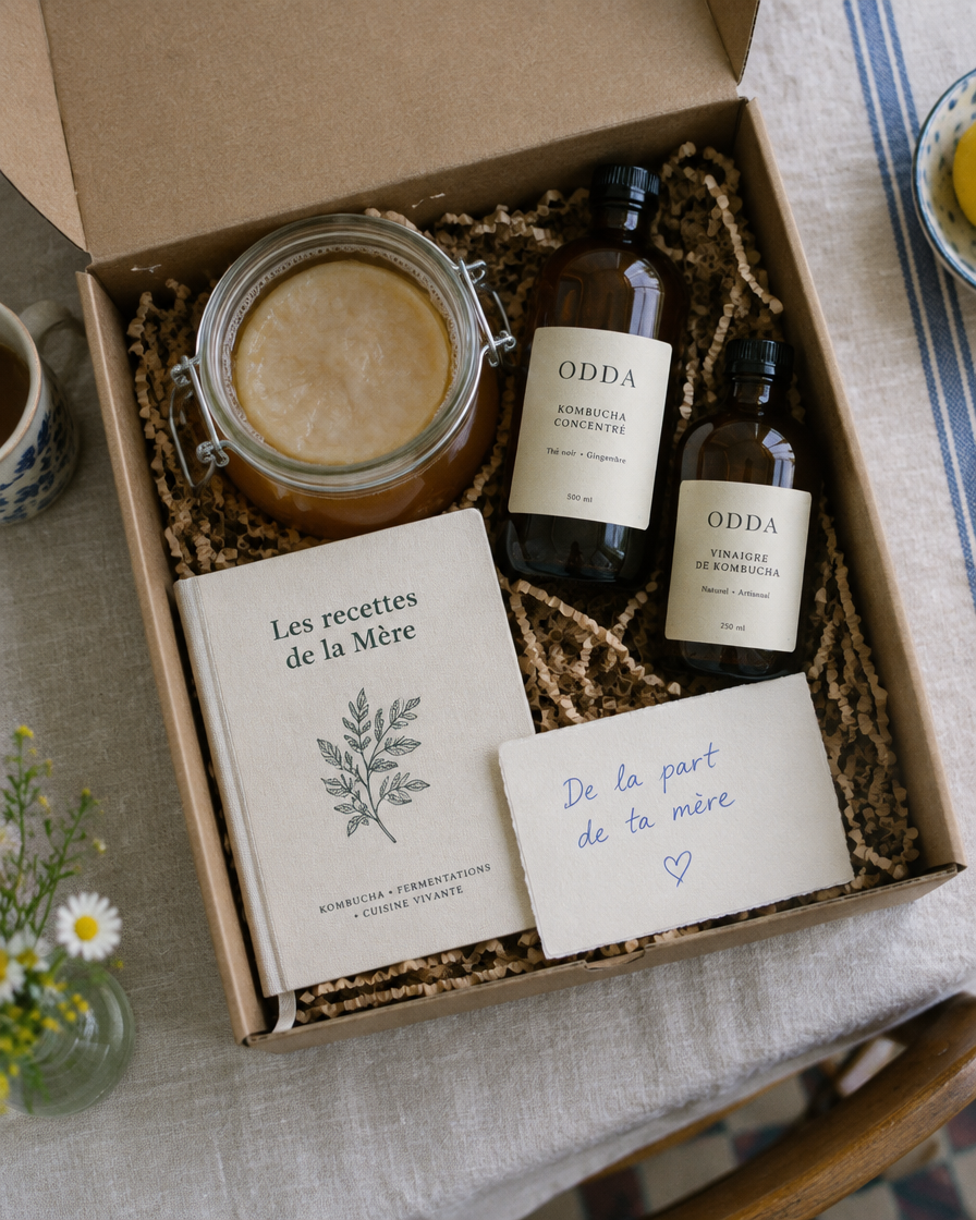 Le kit envoyé aux créateurs : un bocal de mère, deux bouteilles, un carnet de recettes et une carte « De la part de ta mère »